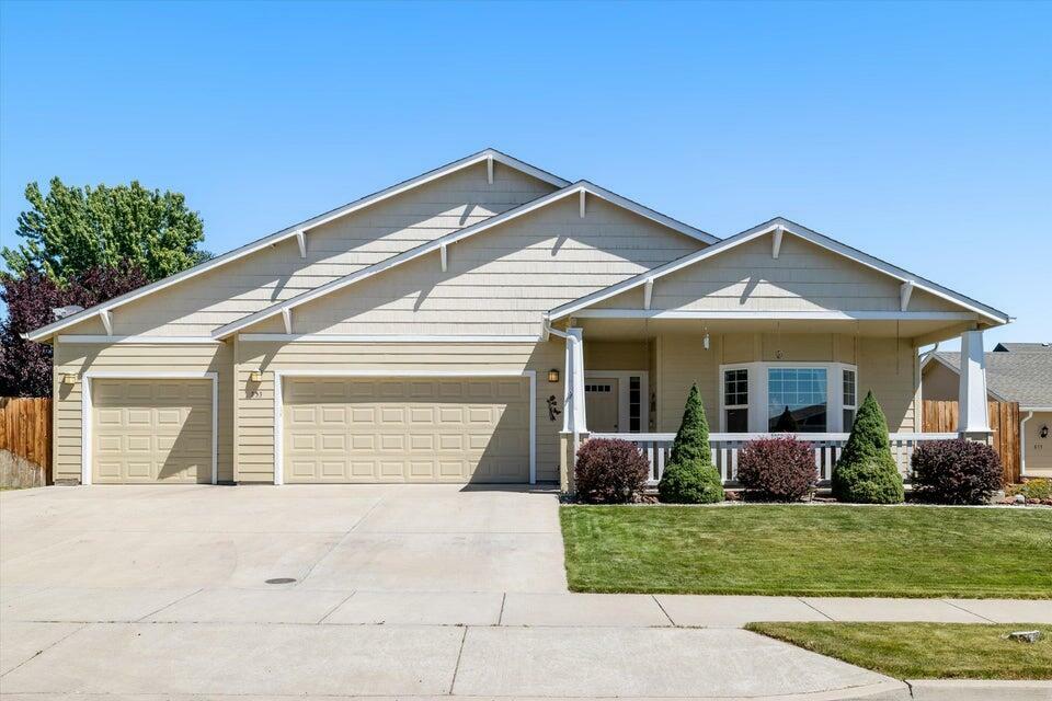 Property Photo: 853 NE Cobblestone Court OR 97754