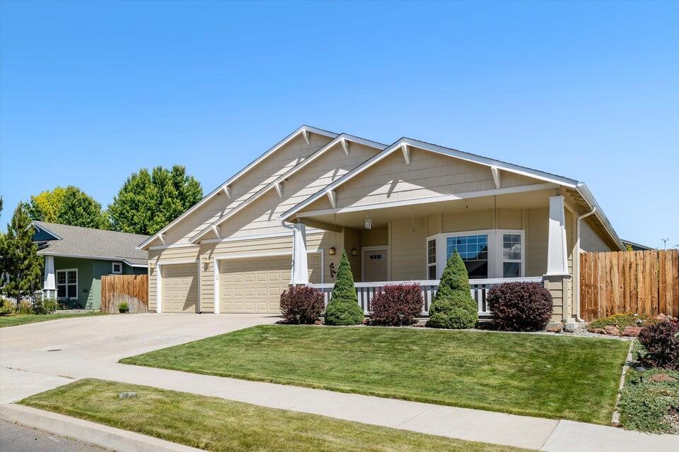 Property Photo:  853 NE Cobblestone Court  OR 97754 