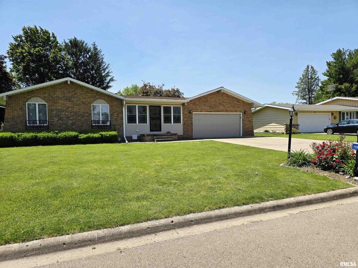 318 Harvester Road  Canton IL 61520 photo