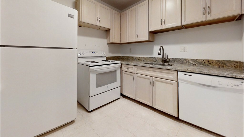 Property Photo: 9 Weld St 28 MA 01702