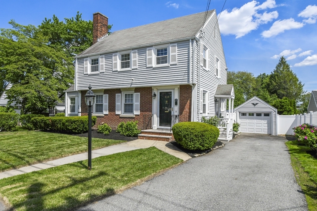 223 Warren St  Waltham MA 02453 photo