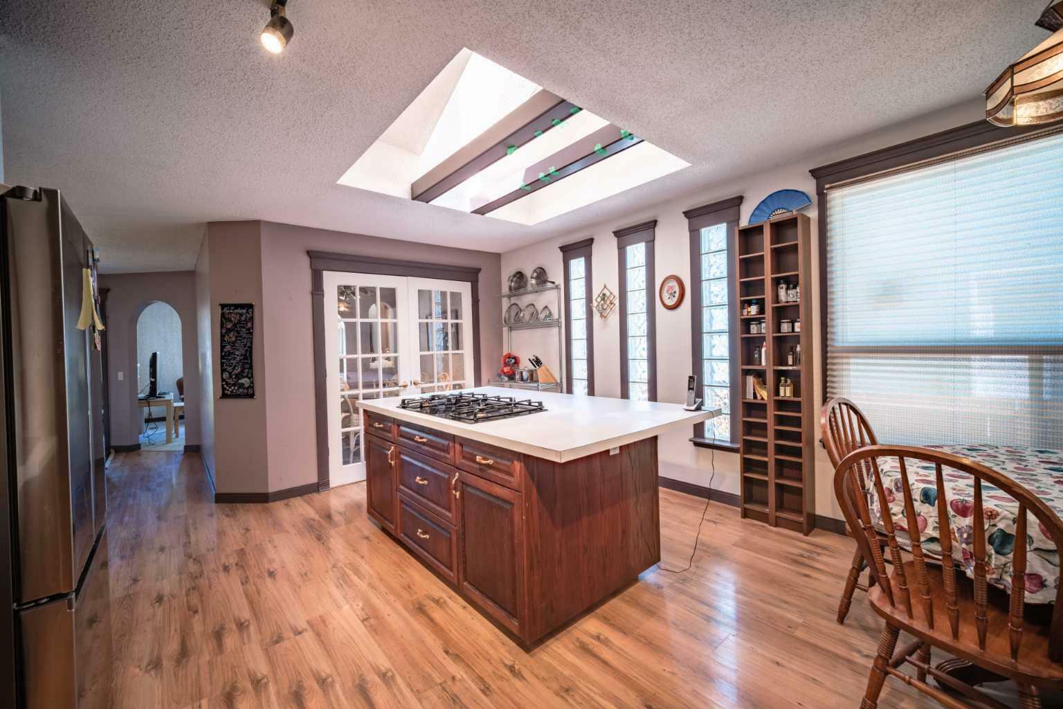 Property Photo:  39 Woodglen Rise SW  AB T2W 4C7 