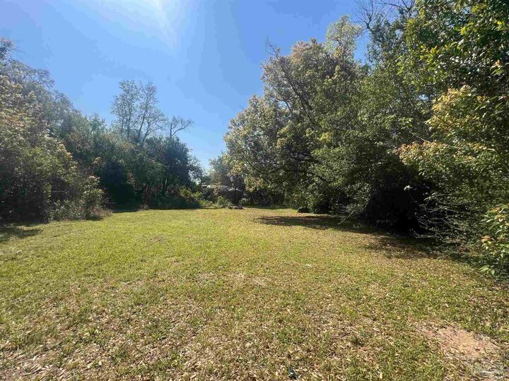 Property Photo:  125 Alice St  FL 32505 