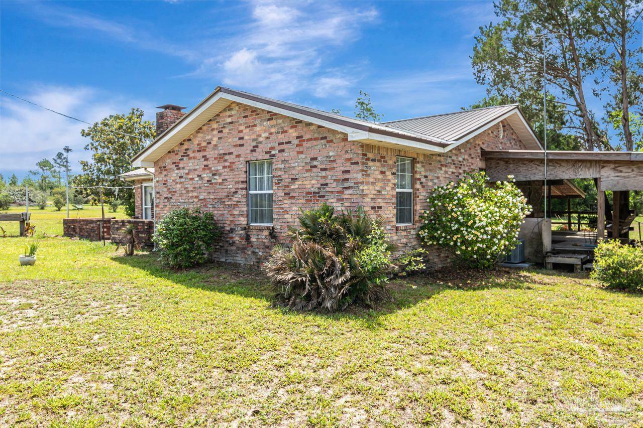Property Photo: 10449 Bernice Rd FL 32583