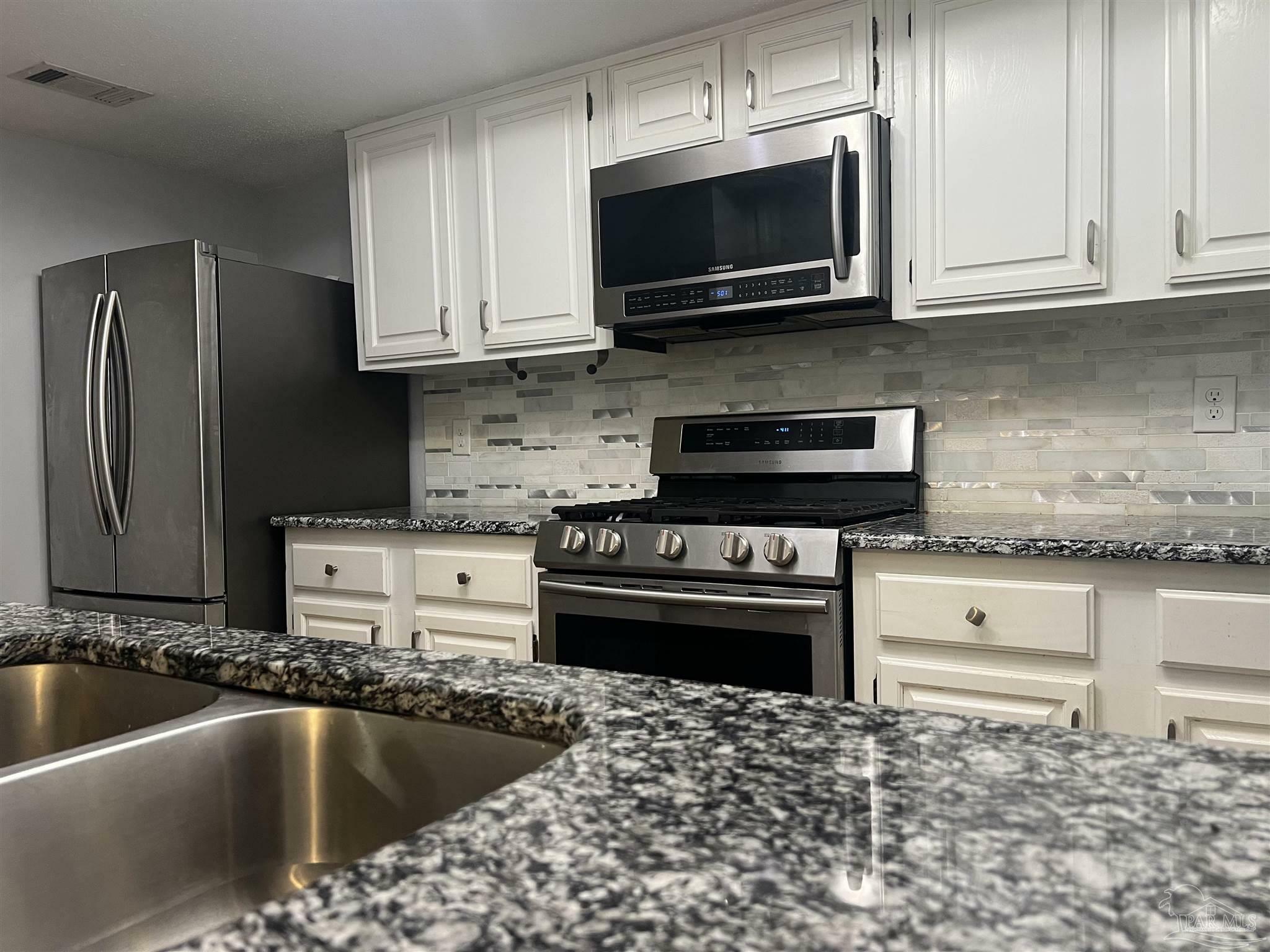 Property Photo: 6477 Tippin Ave FL 32504