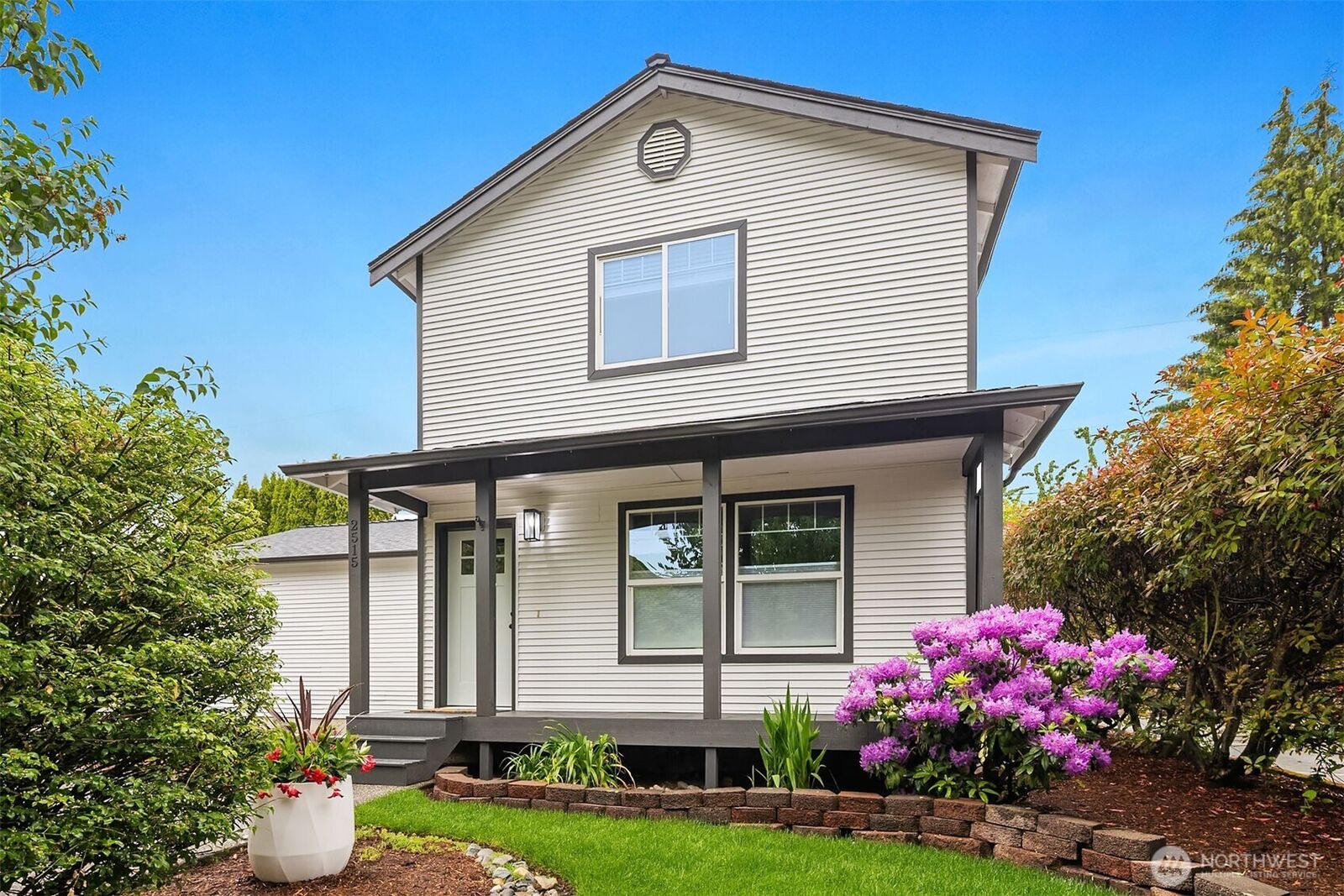 Property Photo:  2515  Summit Avenue  WA 98201 