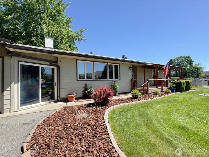 Property Photo: 746 Ridge Drive E WA 98841