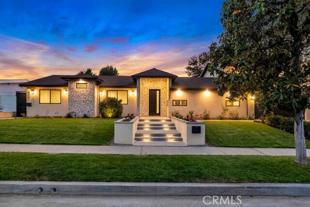 Property Photo: 4801 Abbeyville Avenue CA 91364
