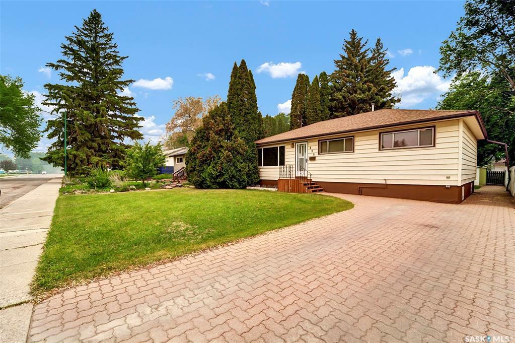 Property Photo:  425 Elm Street E  SK S7J 0H2 