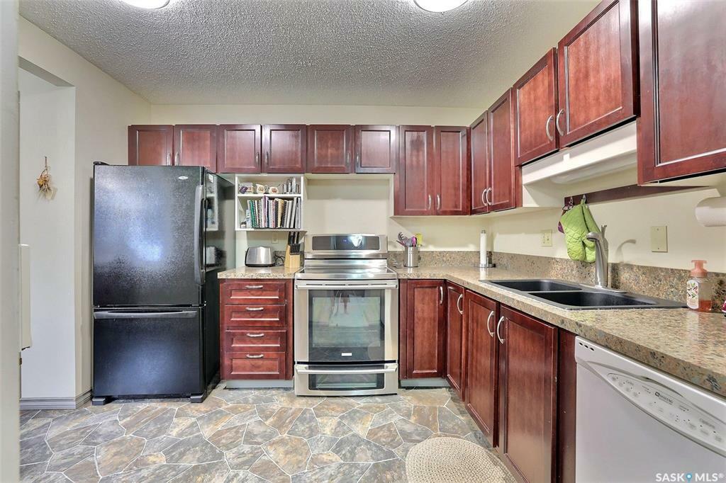 Property Photo: 47 Laverendrye Way SK S4S 5Z6