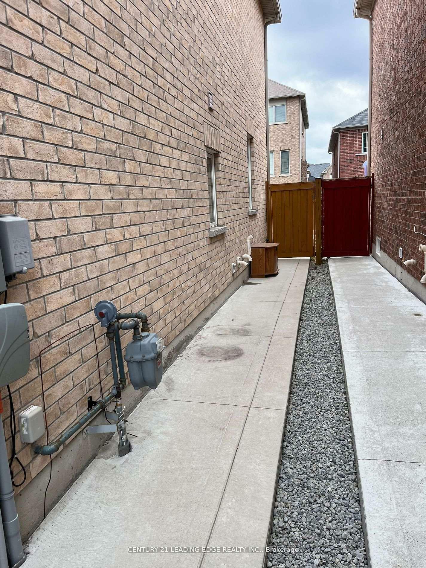 Property Photo:  6 Oklahoma Drive Lower  ON L6P 3L8 