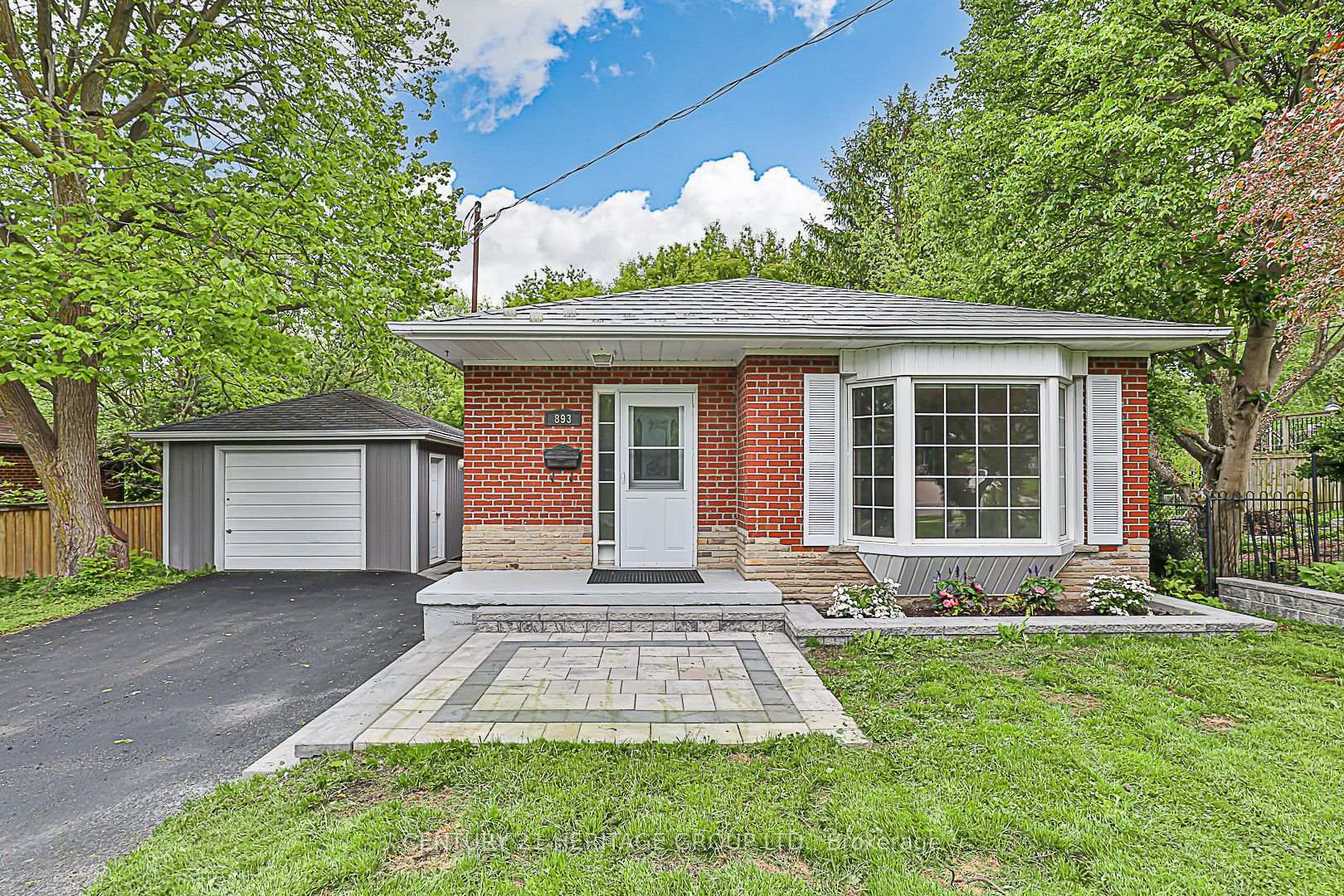 Photo de la propriété: 893 Srigley Street ON L3Y 1Y2