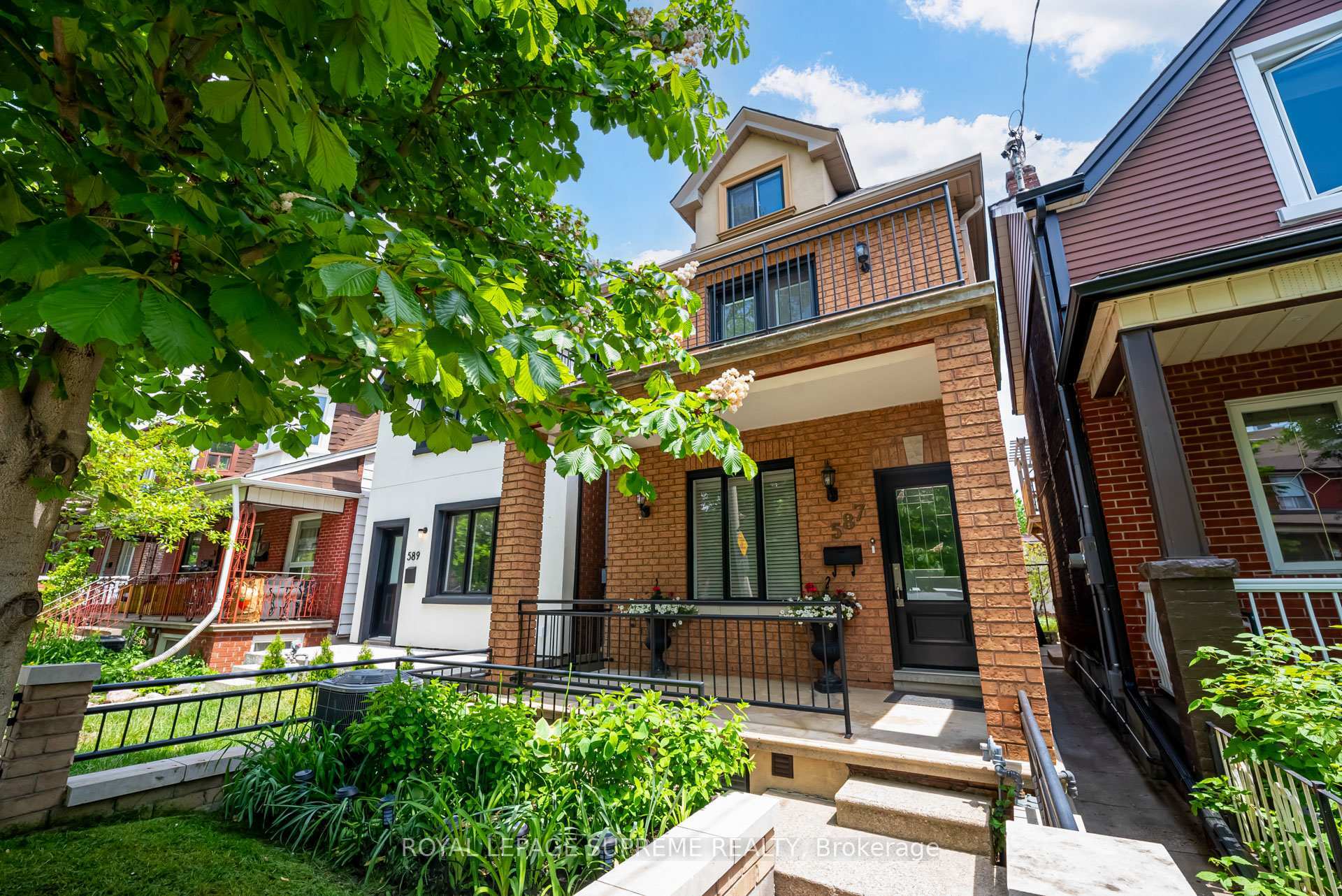 Photo de la propriété: 587 St Clarens Avenue ON M6H 3W9