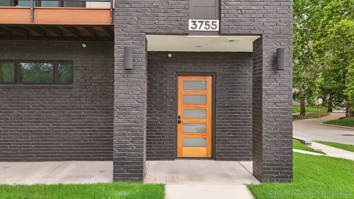 Property Photo:  3755 S Riverside Drive 3755  OK 74105 