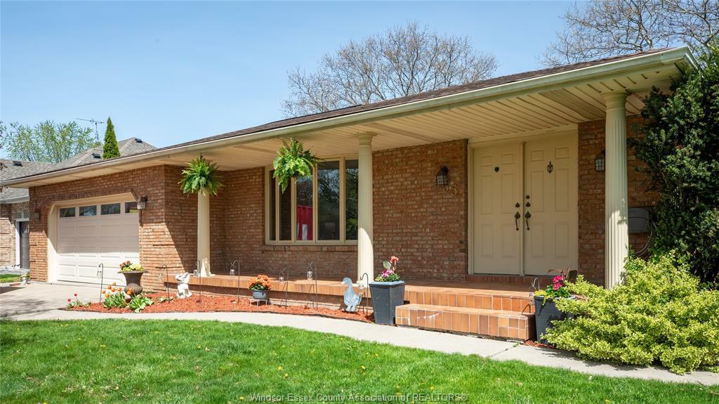 Property Photo: 555 Collier Crescent ON N8N 3J4