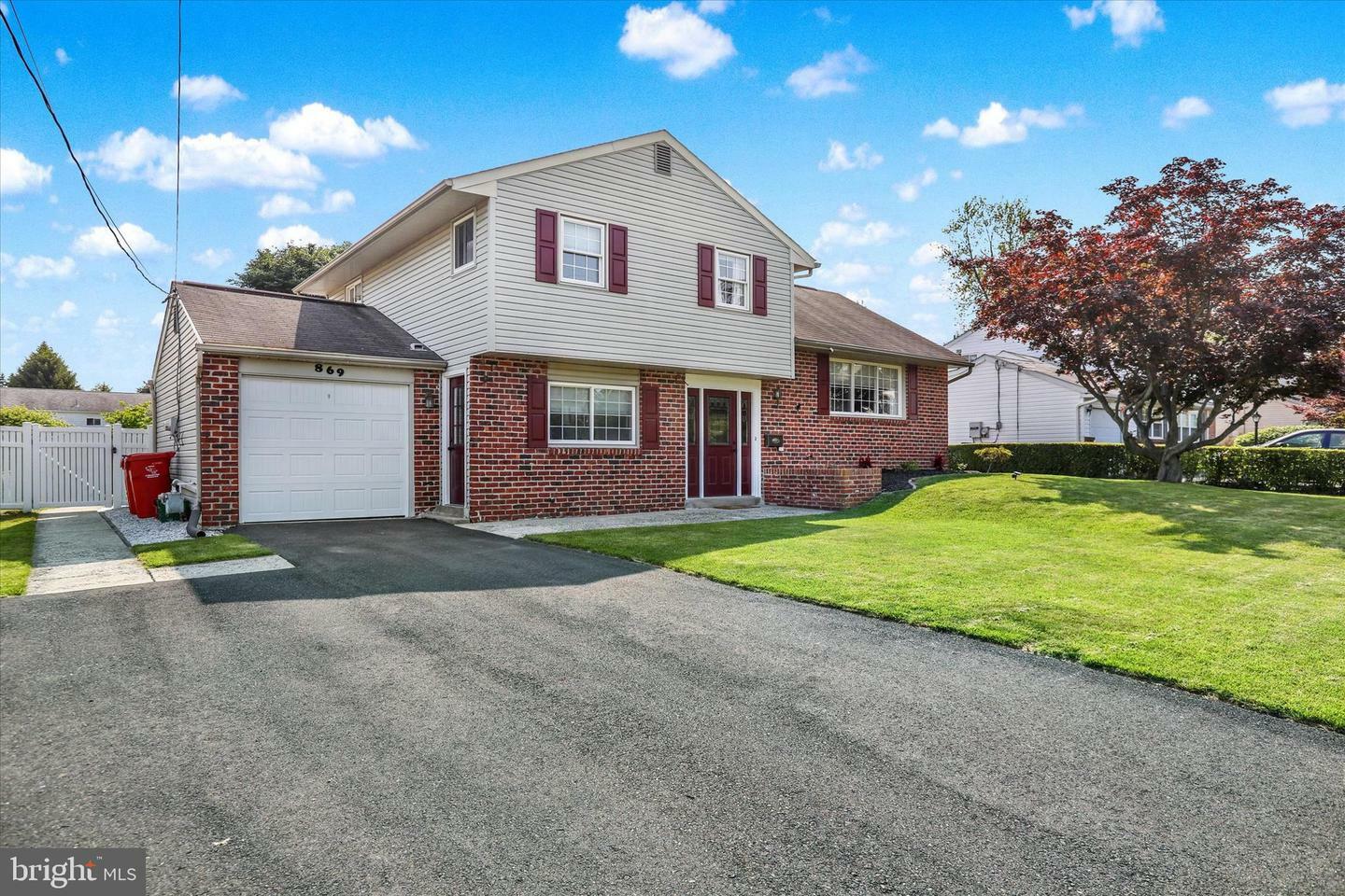 Property Photo: 869 Primrose Drive PA 18974