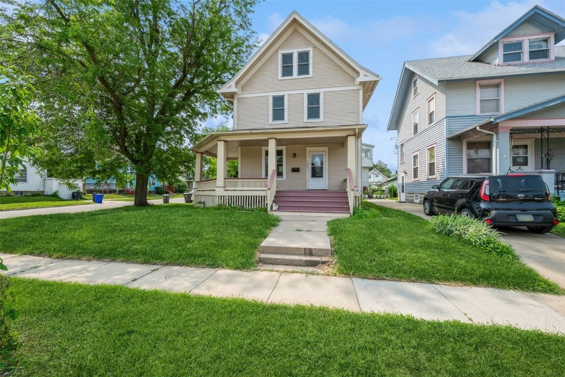 Property Photo: 1625 6th Ave IA 52403