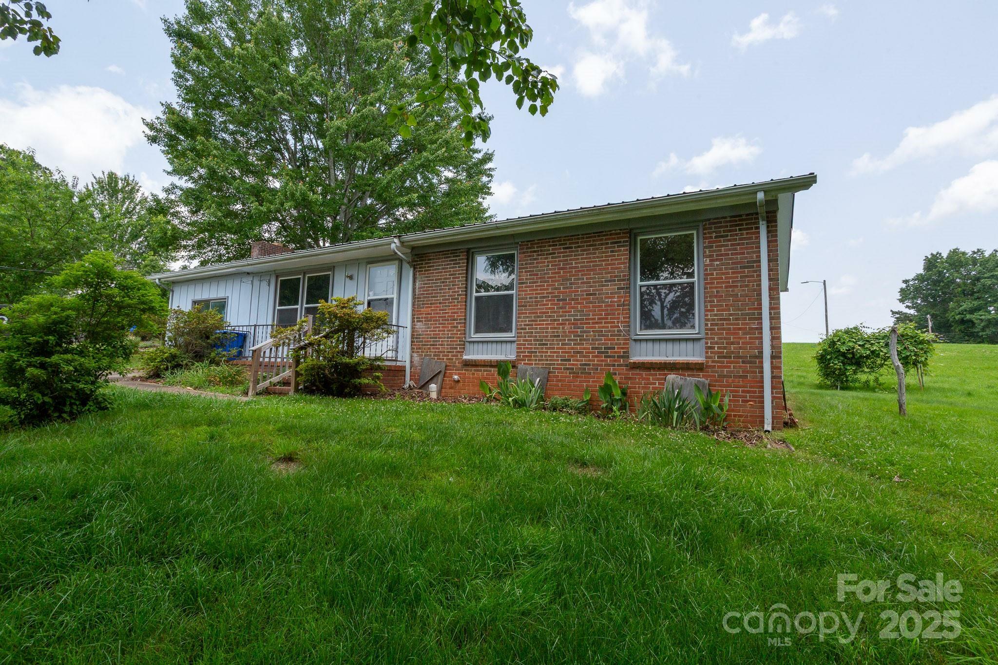Property Photo: 14 Kirby Place NC 28806