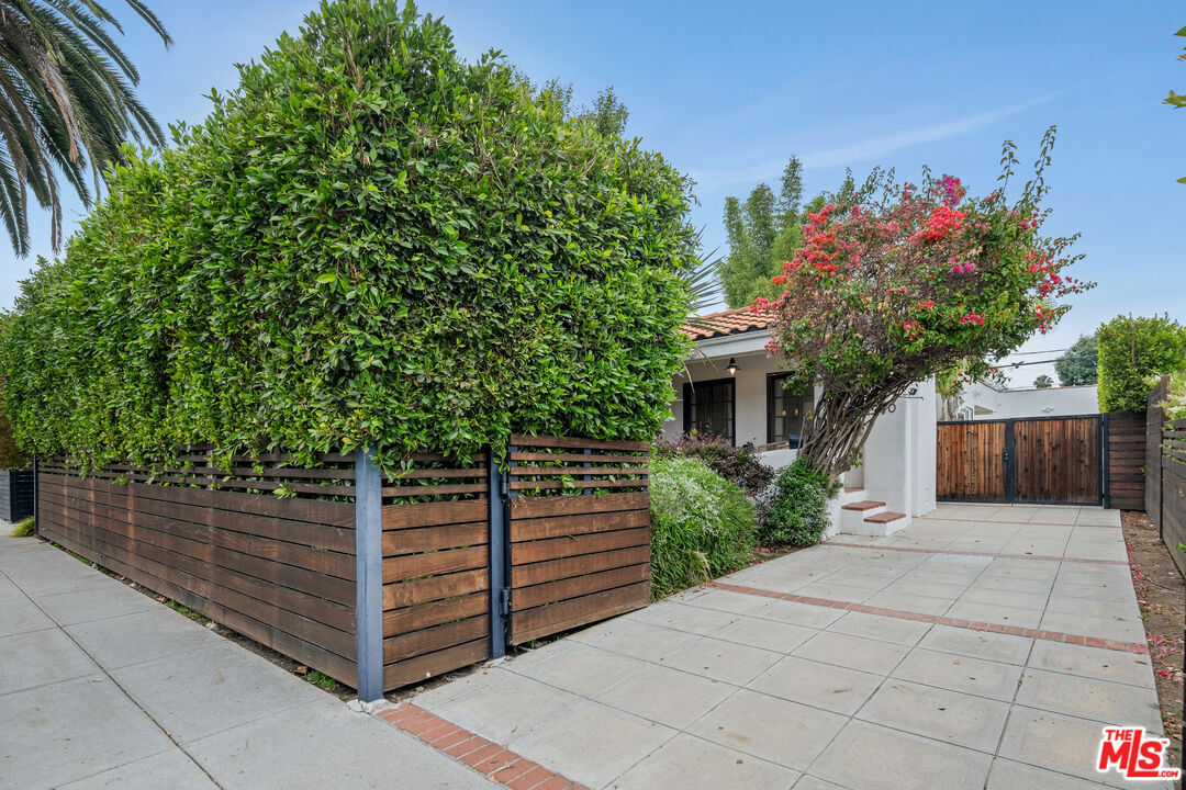 Property Photo:  740 N Laurel Ave  CA 90046 