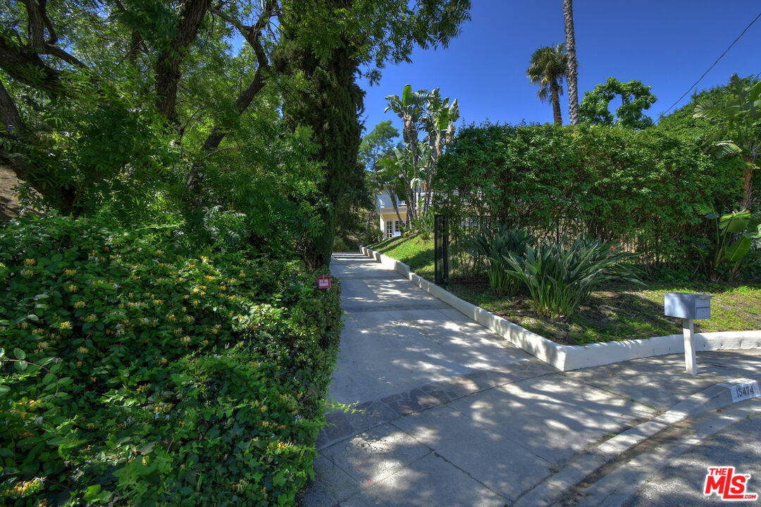 Property Photo: 15474 Loom Pl CA 91403