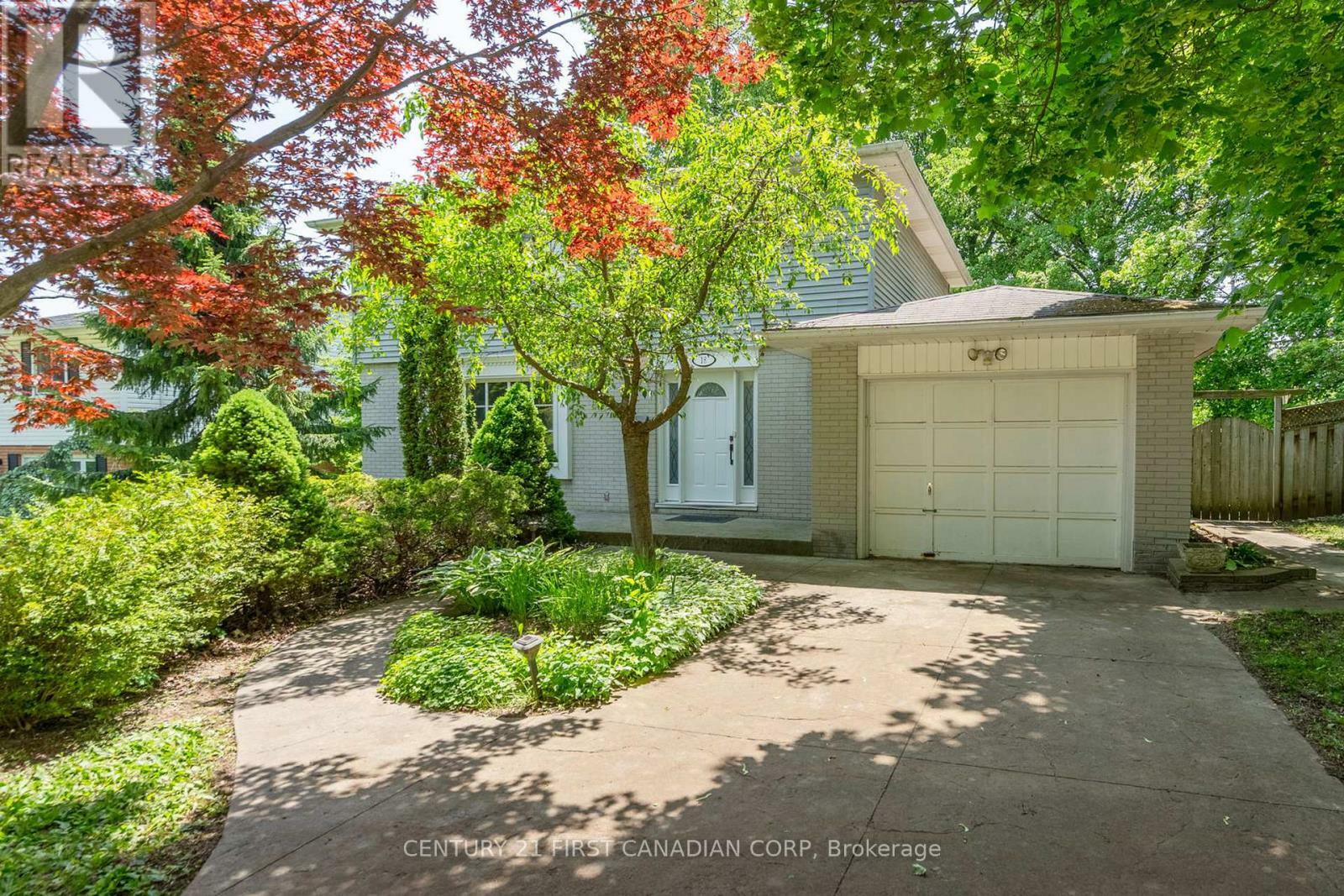 Property Photo: 18 Brentwood Crescent ON N6G 1X2