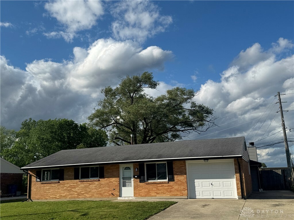 Property Photo: 7424 Chatlake Drive OH 45424