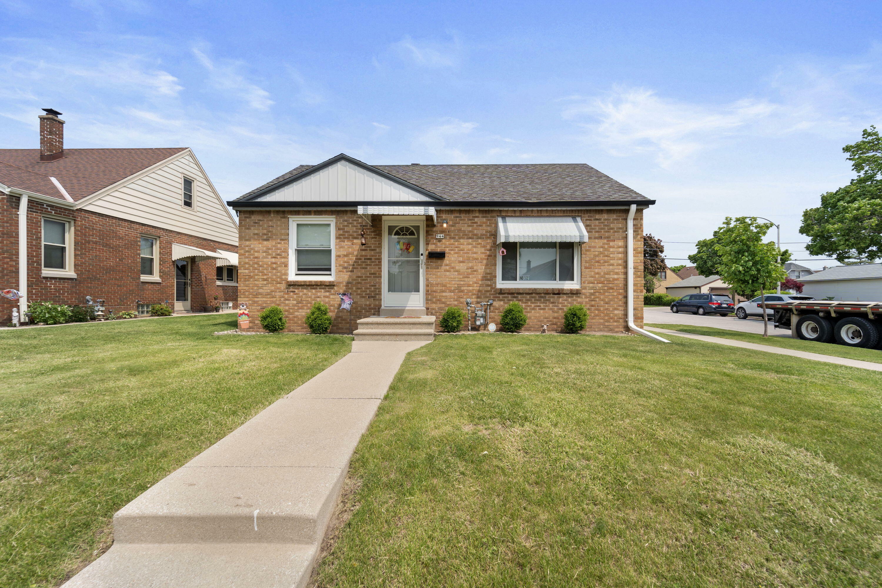 Property Photo: 944 W Eden Pl WI 53221