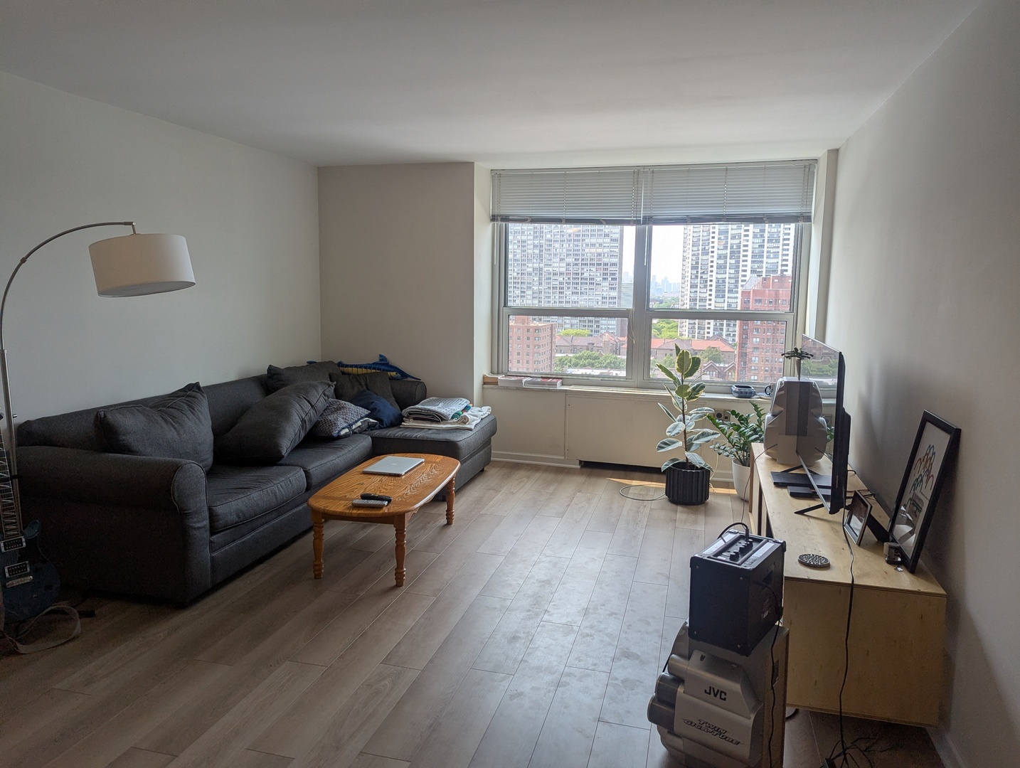 Property Photo: 720 W Gordon Terrace 16B IL 60613