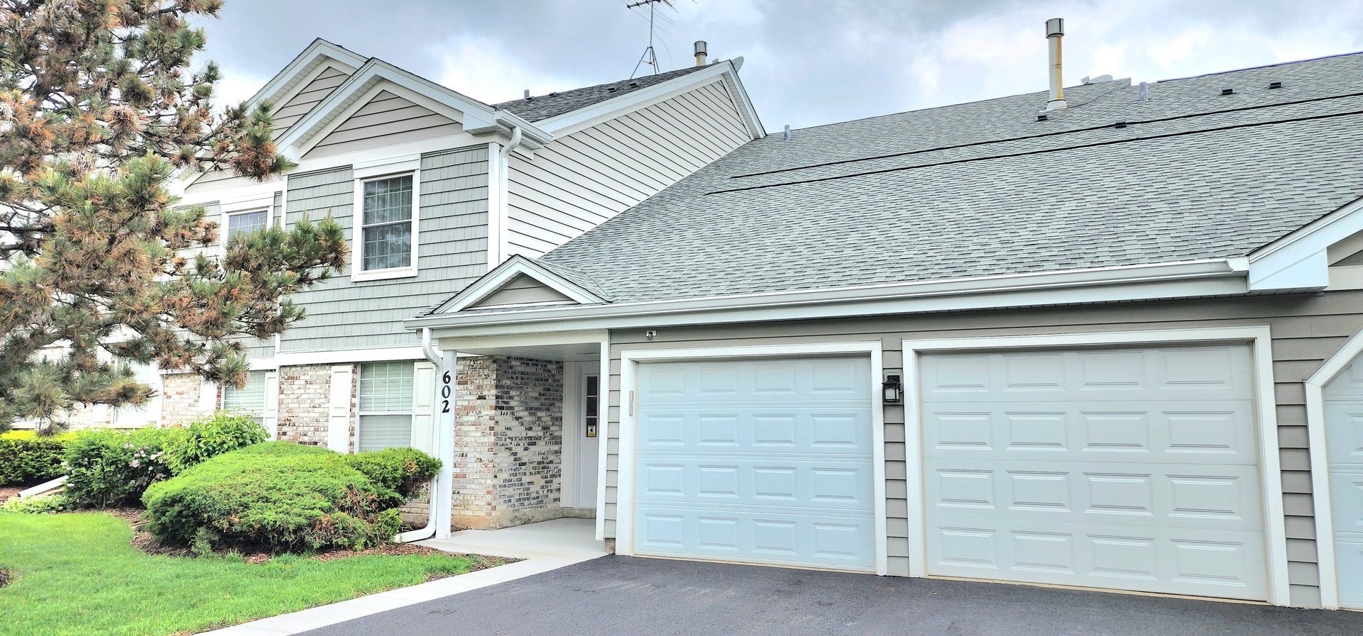 Property Photo: 602 Berkley Court 2Z IL 60194