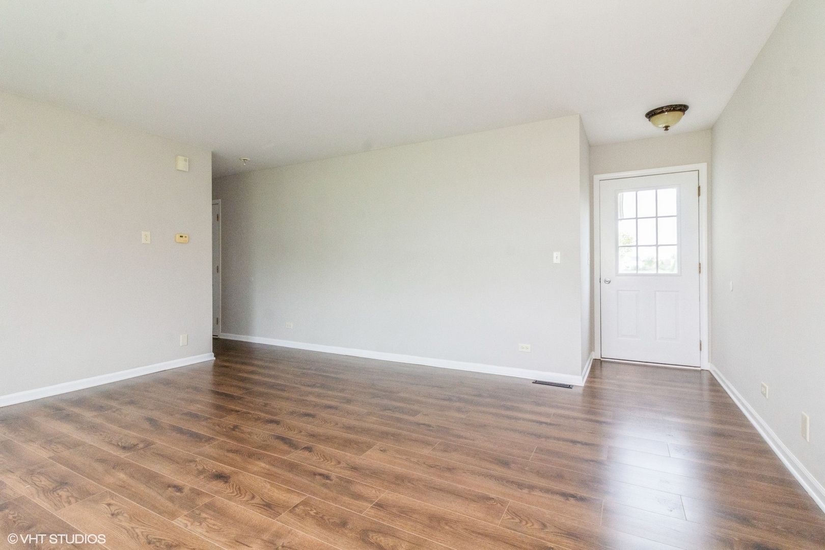Property Photo:  913 Village Court 913  IL 60152 