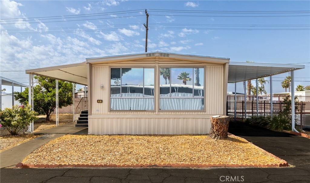 Property Photo: 332 N Lyon Avenue 17 CA 92543
