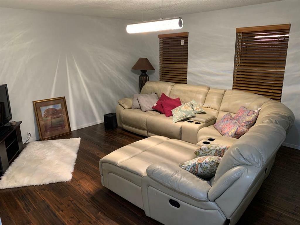 Property Photo: 1300 Dundee Drive TX 76002