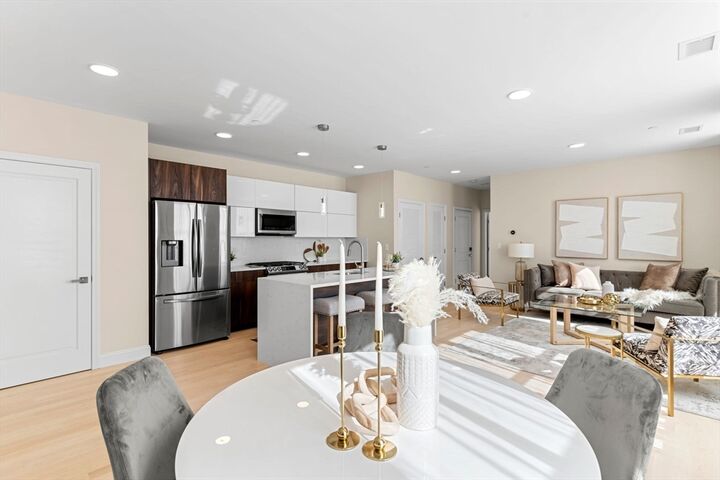 Property Photo:  124 Warren Street 202  MA 02119 