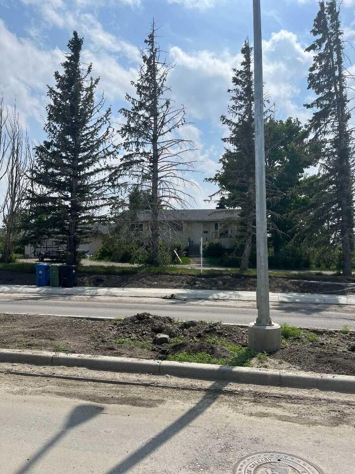 Property Photo:  6811 89 Avenue NE  AB T2L 4M5 