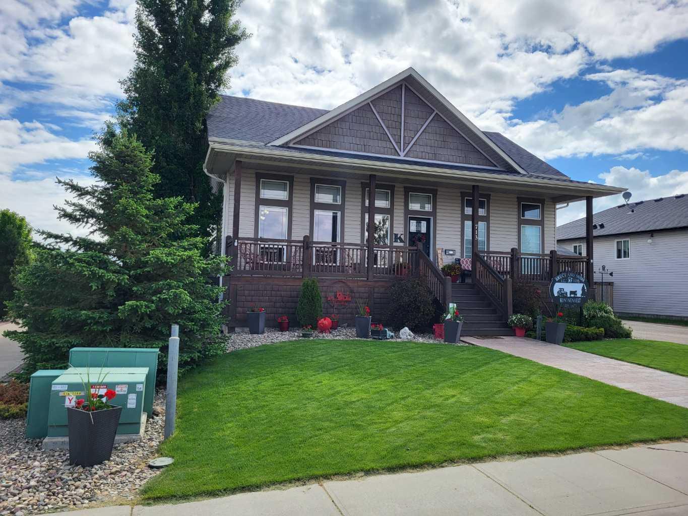 Property Photo:  713 Centennial Avenue  AB T0L 1S0 