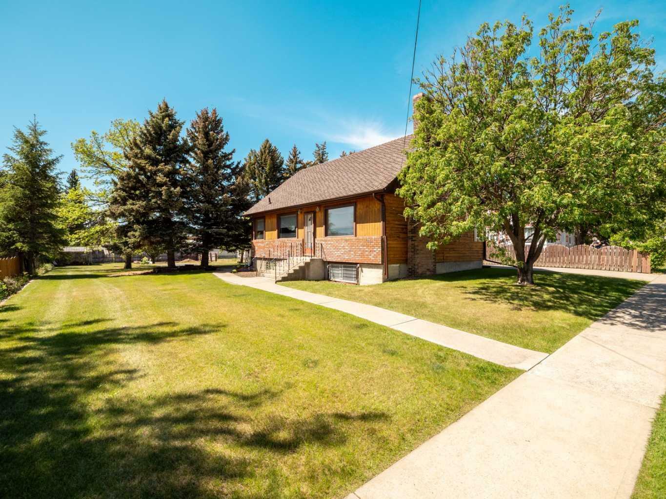 Property Photo: 482 2 Avenue W AB T0K 0K0