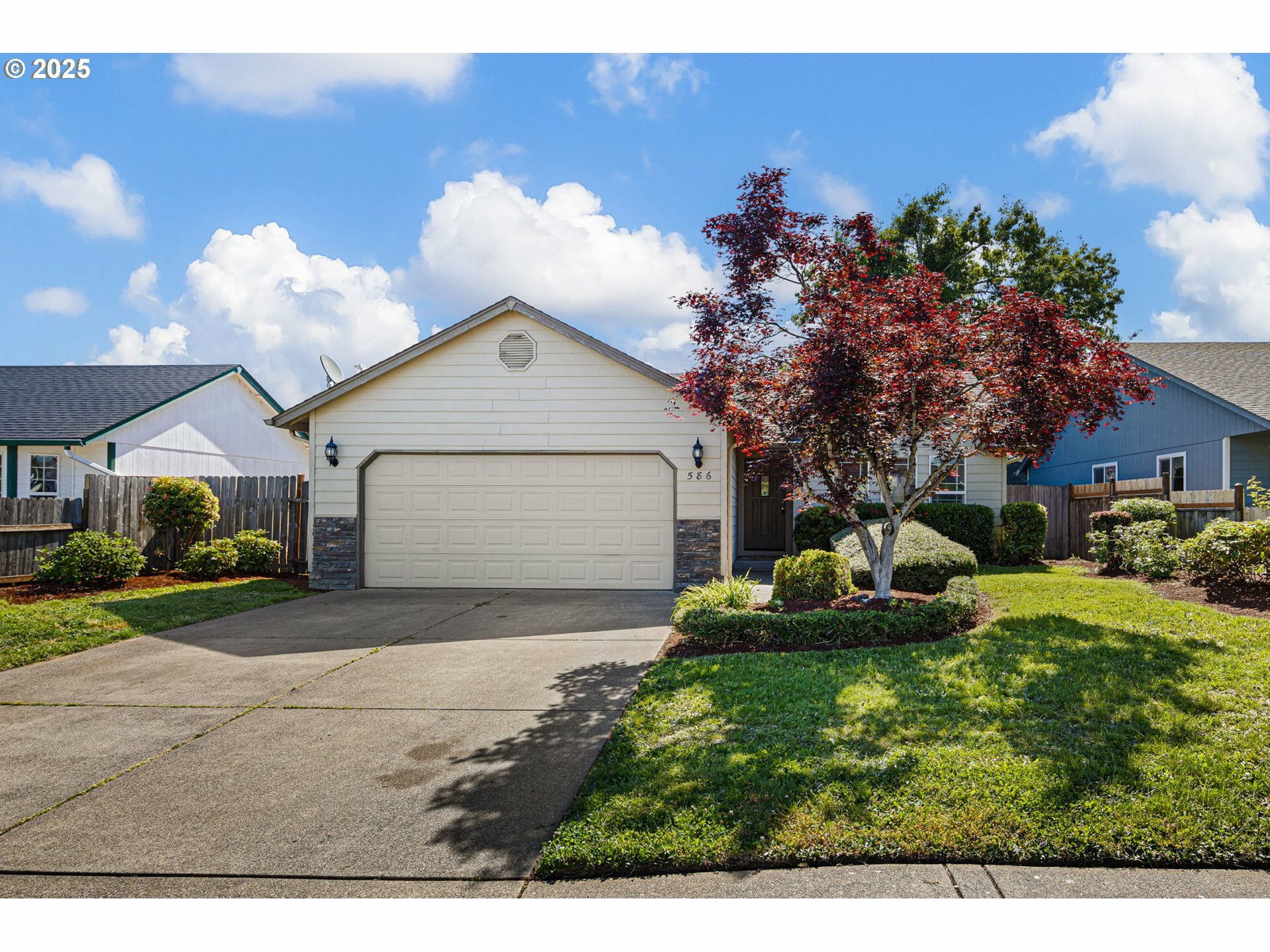 Property Photo: 586 Creswood Loop OR 97426