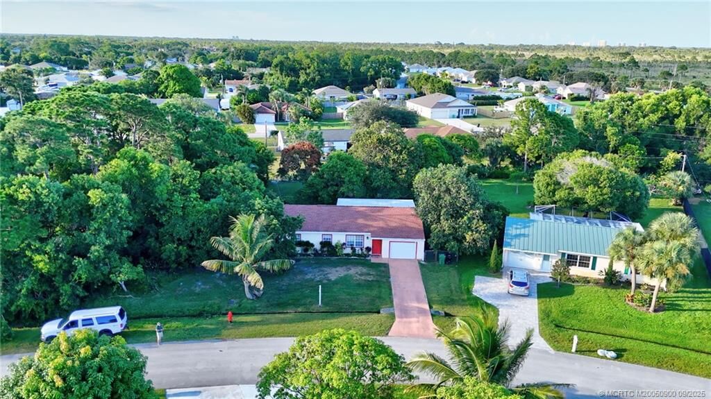 Property Photo: 2431 SE Robin Circle FL 34952
