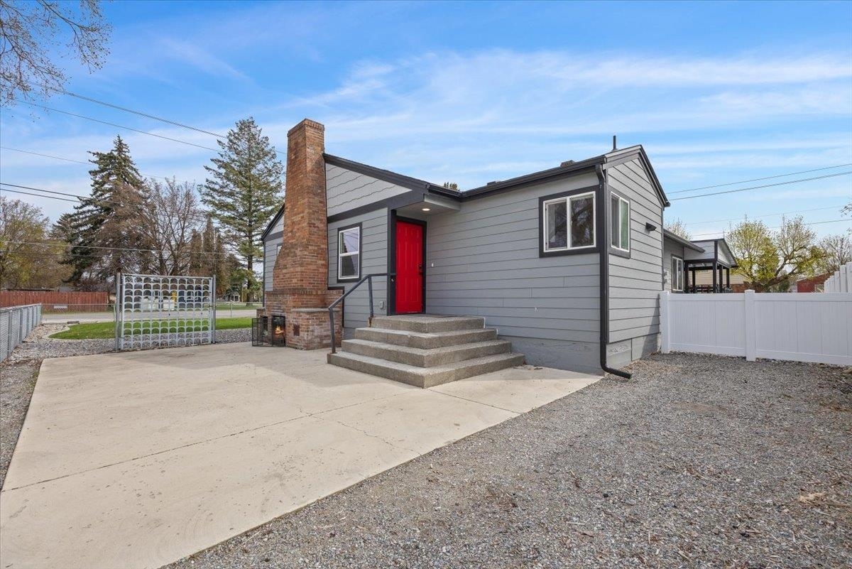 Property Photo: 10 S Greenacres Ave WA 99016