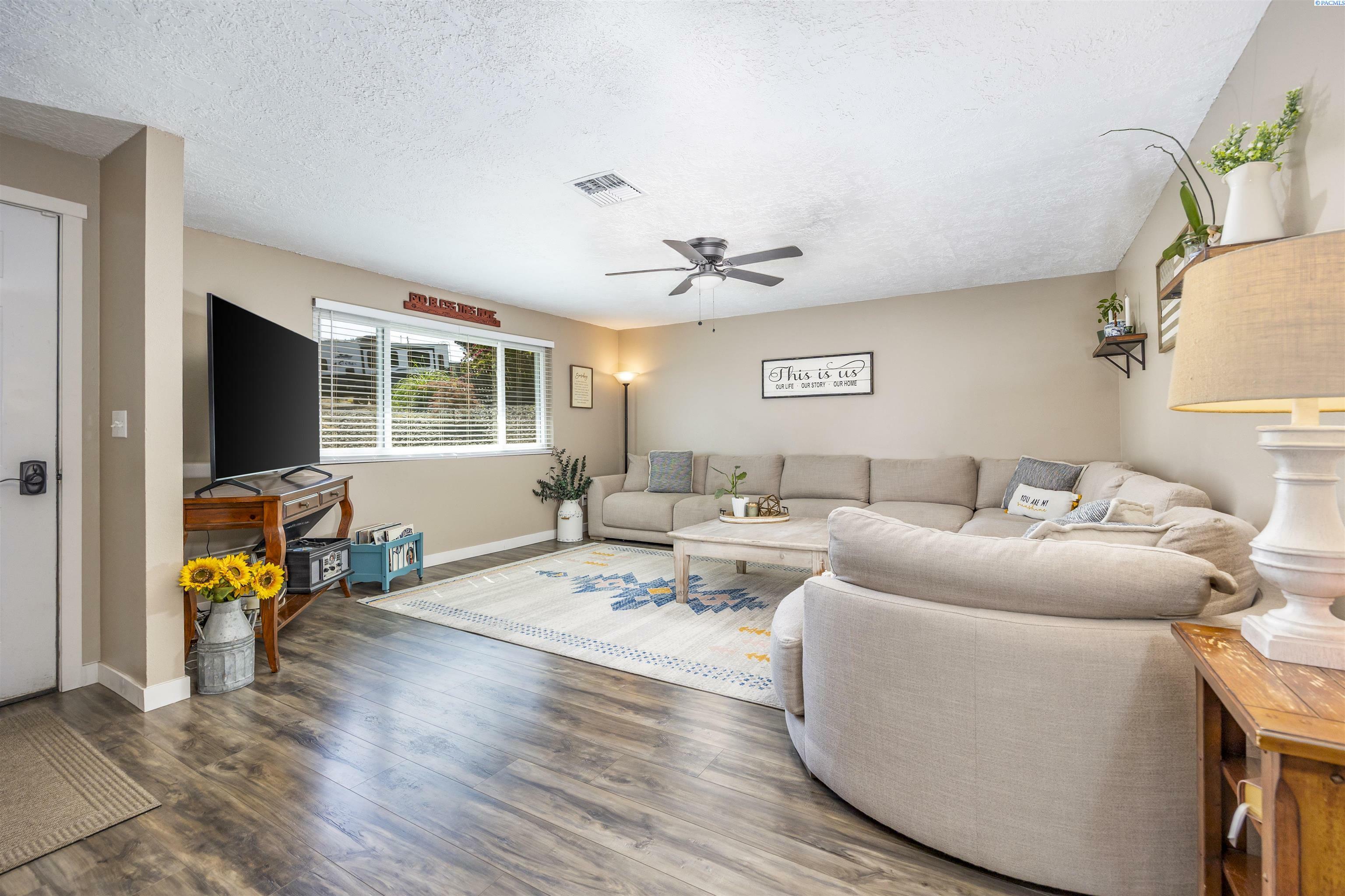 Property Photo: 1005 Taylor St WA 98944