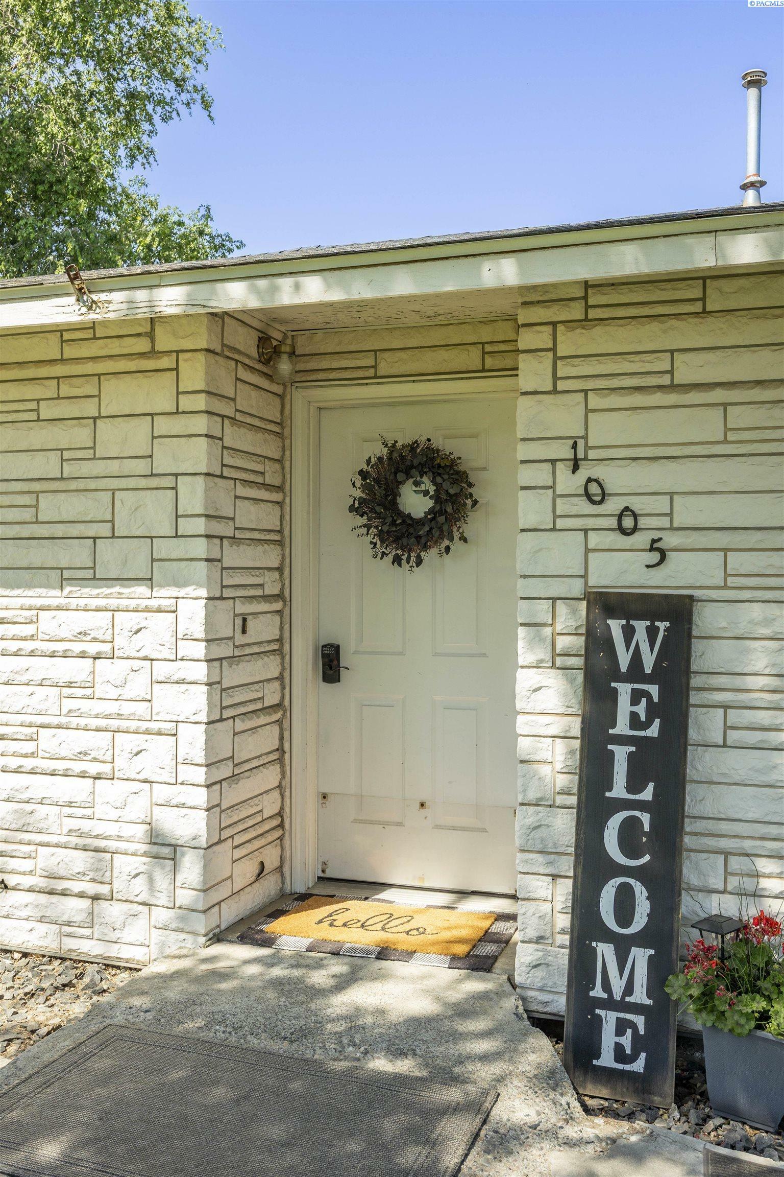 Property Photo:  1005 Taylor St  WA 98944 