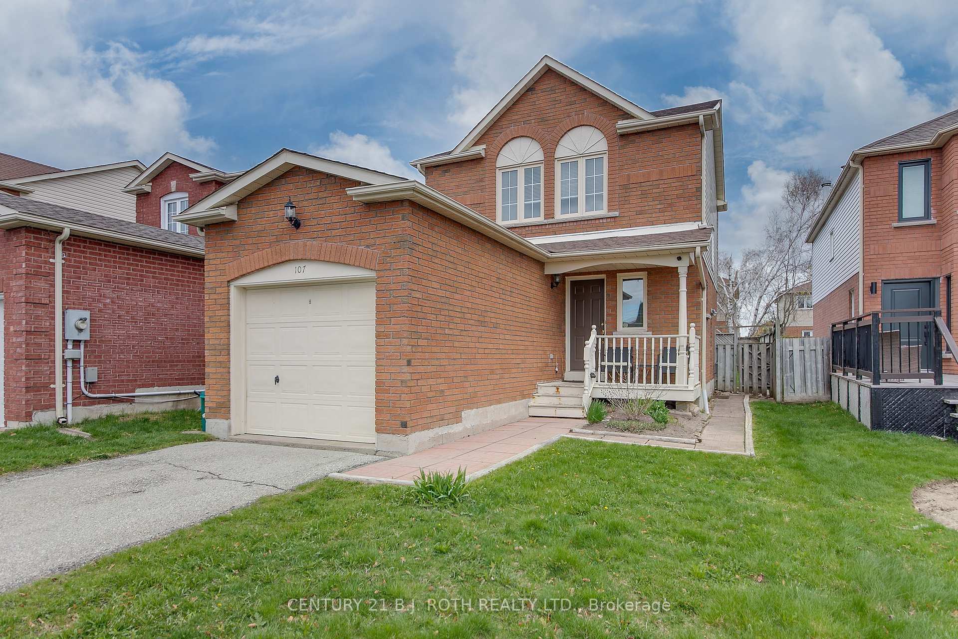 Property Photo: 107 Laidlaw Drive N ON L4N 7R9