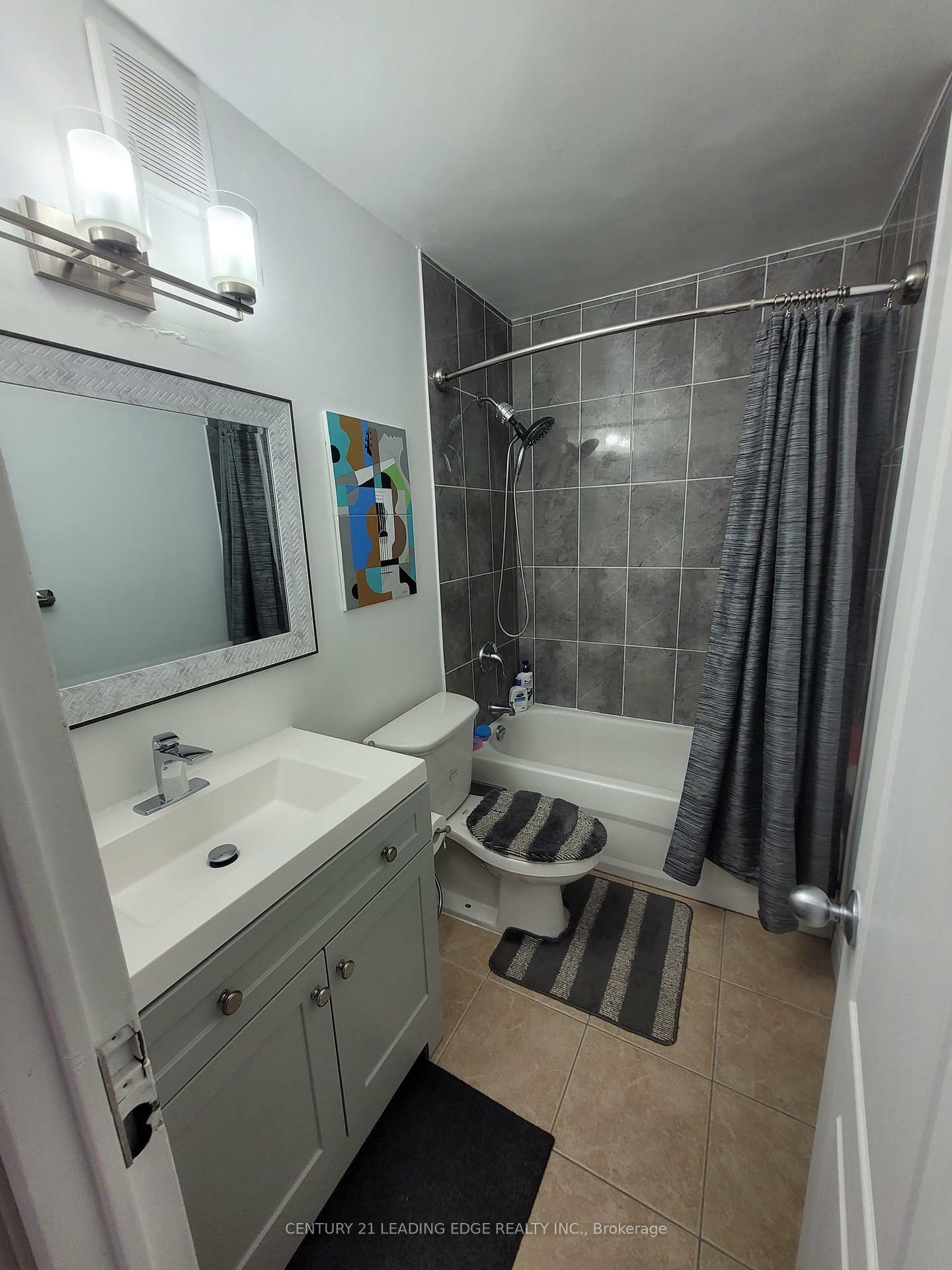 Photo de la propriété: 10 Sunny Glenway 2201 ON M3C 2Z3