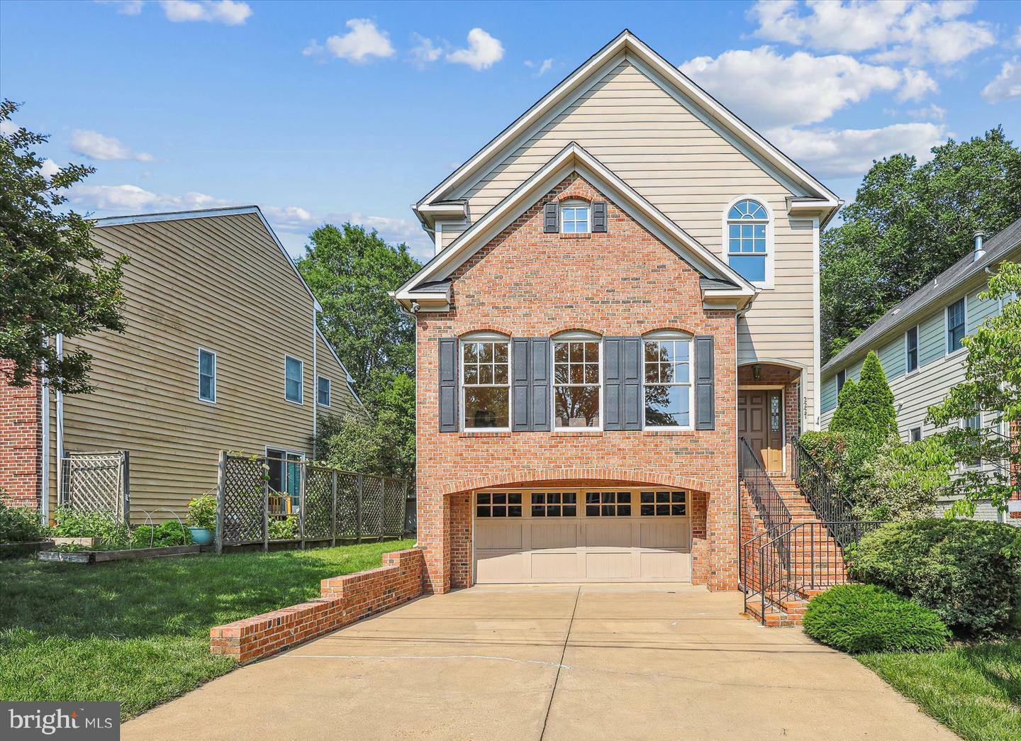 Property Photo: 2227 N Albemarle Street VA 22207