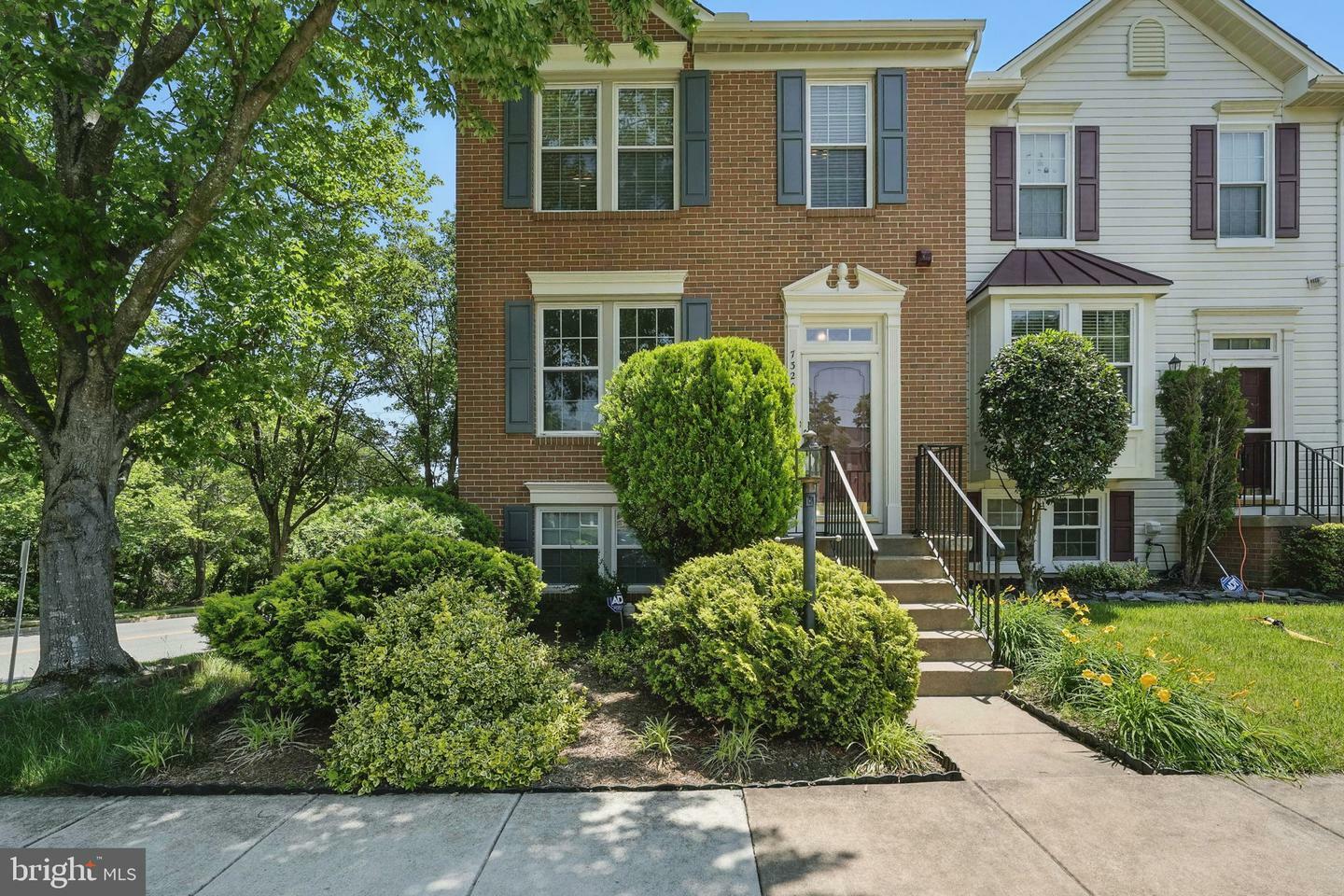 Property Photo: 7320 Hartshorne Square VA 22315