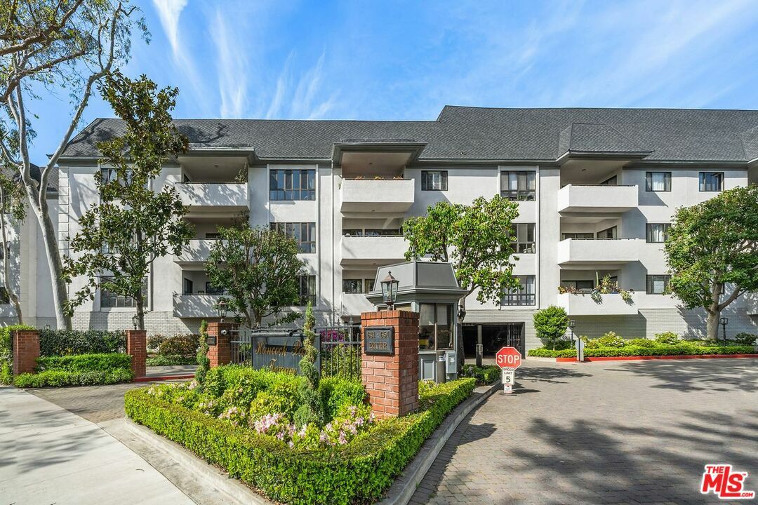 Property Photo:  645 Wilcox Ave  CA 90004 