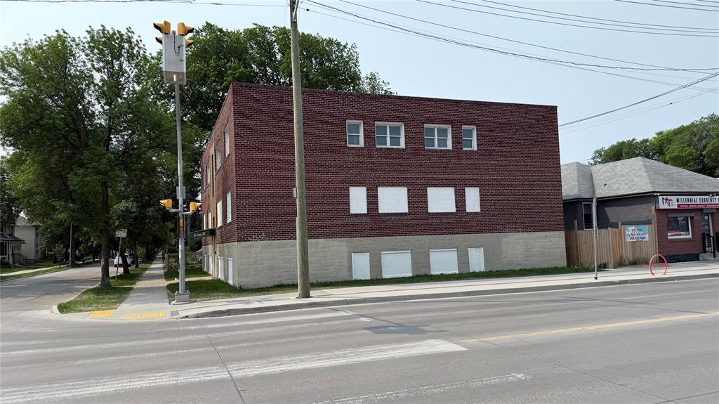 Property Photo:  748 Banning Street  MB R3G 2G2 
