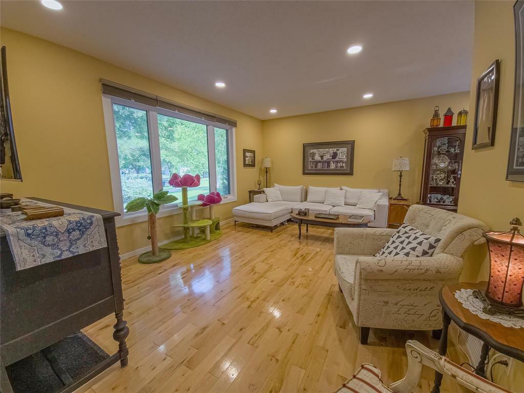 Property Photo: 70 Silver Birch Drive MB R7B 1A9