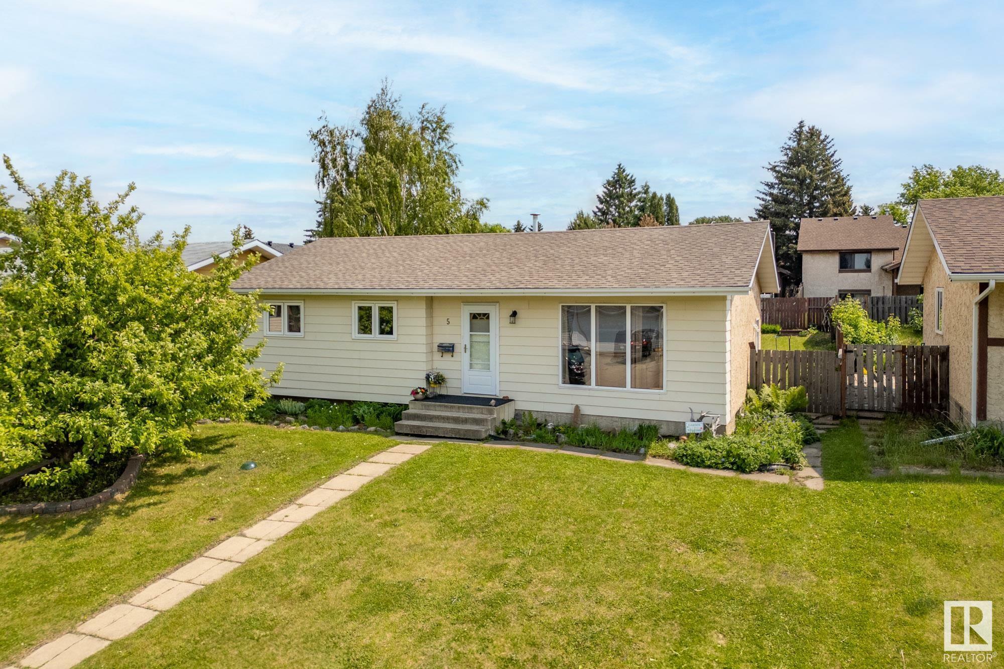 Property Photo: 5 West Terrace Place AB T7X 1T7