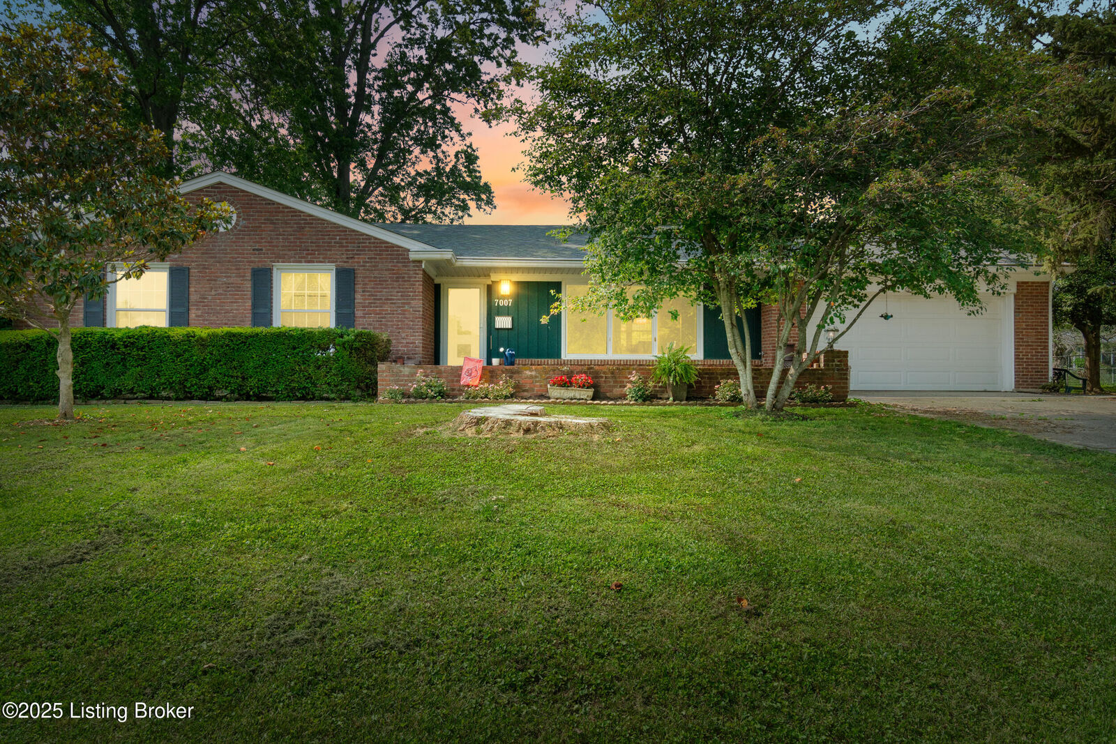 Property Photo: 7007 Graymoor Rd KY 40222